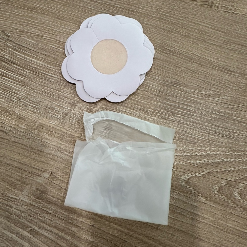 Flower-Shaped disposable nipple covers - Picture 2 of 3